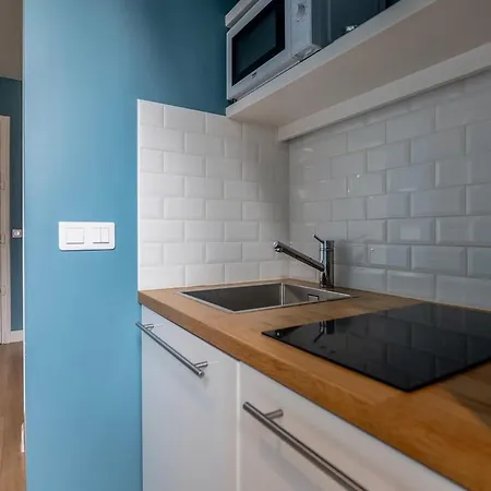 Goodguest-trocadero Eiffel Tower Mobility Lease